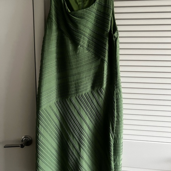 Olive green sleeveless dress - Picture 2 of 6